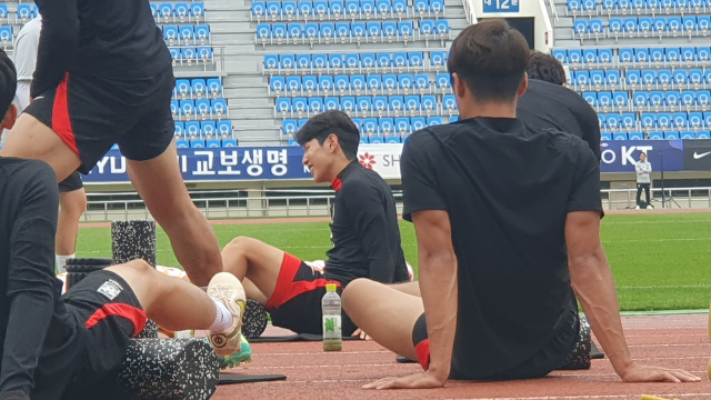 이강인(가운데·RCD 마요르카)이 16일 페루 상대 A매치를 앞둔 14일 부산 구덕운동장에서 훈련 전 몸을 풀고 있다. 유럽 현지 언론들은 잇따라 이강인이 프랑스 프로축구 '리그1' 명문 구단인 파리 생제르맹(PSG)으로 이적할 것이라는 보도를 쏟아내고 있다. 김한수 기자 hangang@