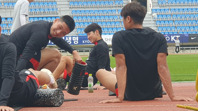 이강인(가운데·RCD 마요르카)이 16일 페루 상대 A매치를 앞둔 14일 부산 구덕운동장에서 훈련 전 몸을 풀고 있다. 유럽 현지 언론들은 잇따라 이강인이 프랑스 프로축구 '리그1' 명문 구단인 파리 생제르맹(PSG)으로 이적할 것이라는 보도를 쏟아내고 있다. 김한수 기자 hangang@