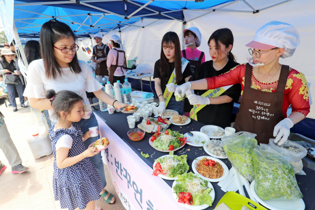 부산 사상구 괘법동 다문화 특화거리에서 열린 외국인 자국 음식 요리 경연대회 모습. 부산일보DB