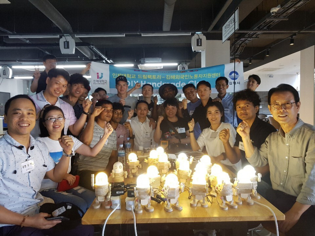 저출생과 고령화 현상이 심화하면서 최근 국내에도 이민 수용 여부에 관한 논의가 갈수록 활발해지고 있다. 경남 김해 인제대가 드림팩토리센터 전용 공방에서 개최한 외국인 노동자의 ‘DIY 핸드메이드 감성 조명 만들기’ 클래스. 부산일보DB