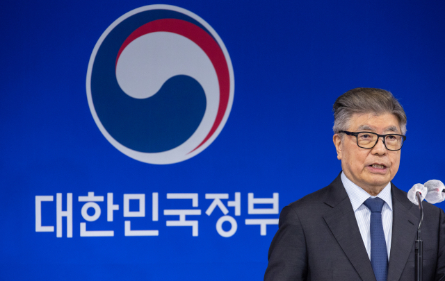 김중수 글로컬 대학위원회 위원장이 지난 4월 18일 오후 서울 종로구 정부서울청사 기자회견장에서 글로컬 대학 30 추진방안 확정 및 선정 추진과 관련해 발표하고 있다. 글로컬 대학위원회는 교육부가 지난 3월 지역대학의 세계화를 위해 출범시킨 위원회다. 연합뉴스