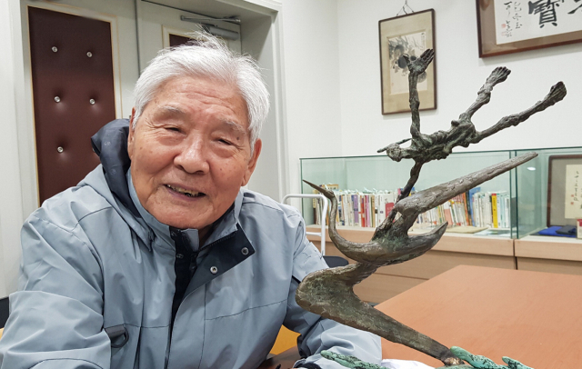 임신행 동화작가와 1992년 수상한 ‘황금도깨비상’ 상패 조각품. 창원시립마산문학관 제공