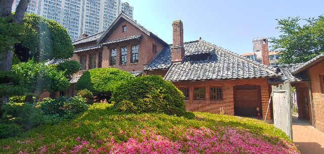 부산 서구 부민동 임시수도기념관은 한국 전쟁 당시 이승만 대통령의 관저를 복원한 곳으로, 한국 전쟁 관련 다양한 전시물을 볼 수 있다.부산일보DB