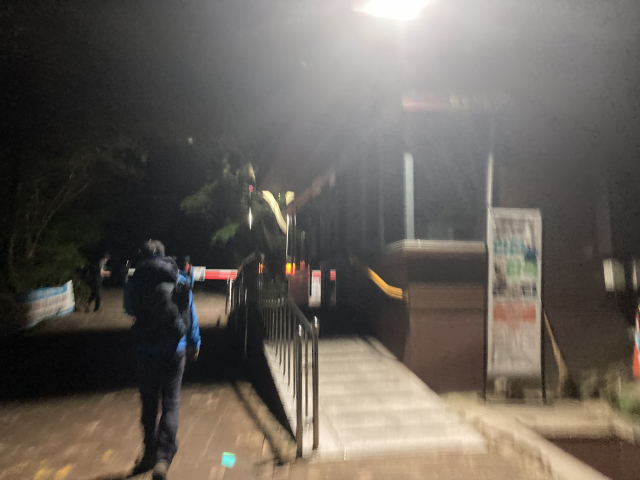 새벽 2시 45분 산행을 시작한다. 오전 3시부터 개방하나 직원이 통행을 허락해 주었다.