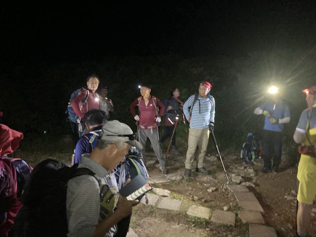 노고단 고개에서 본격 백두대간 종주를 시작한다. 처음 만나는 헬기장에서 휴식.
