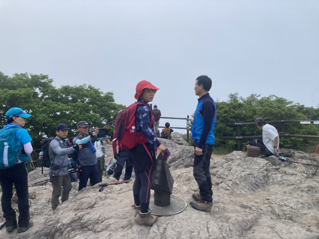 삼도봉에서 모두 기념사진을 찍는다. 전남북과 경남의 경계다.