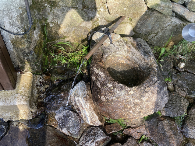 손이 시릴 정도로 차가운 연하천 샘물.