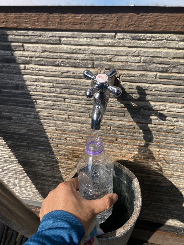 벽소령 물은 대피소 벽에 수도꼭지가 있어 가장 편하게 얻을 수 있었다.