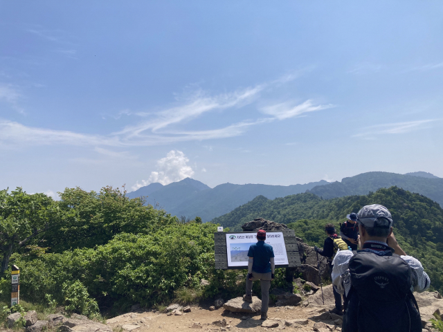 조망지에서 천왕봉 능선을 감상한다.