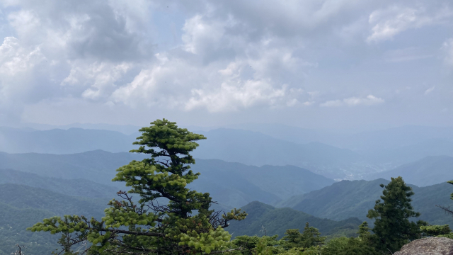 시원한 조망에 그나마 피로를 덜어낸다.