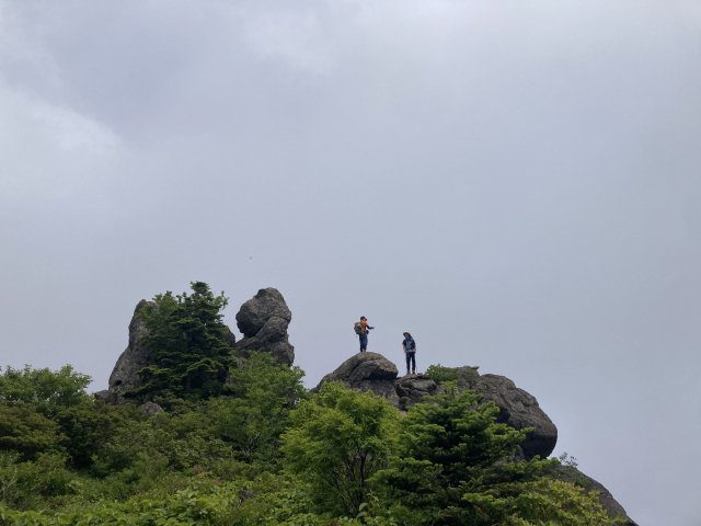 성큼 바위에 올라선 산꾼들. 장터목이 지척이다.