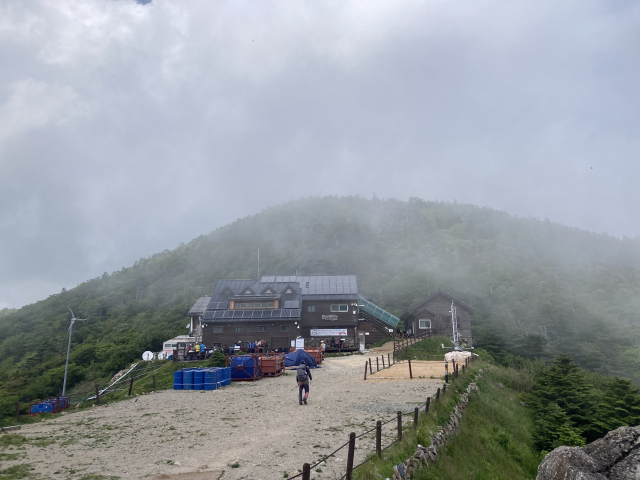 장터목 산장에 도착한다. 장이 설 만큼 공간이 넓다.