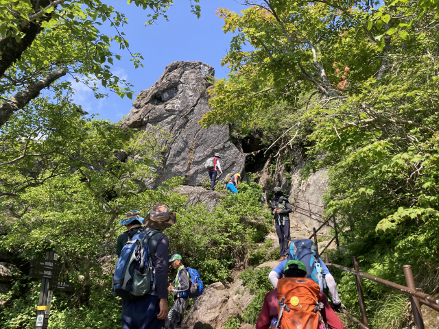 통천문을 지난다. 정상이 눈앞이다.