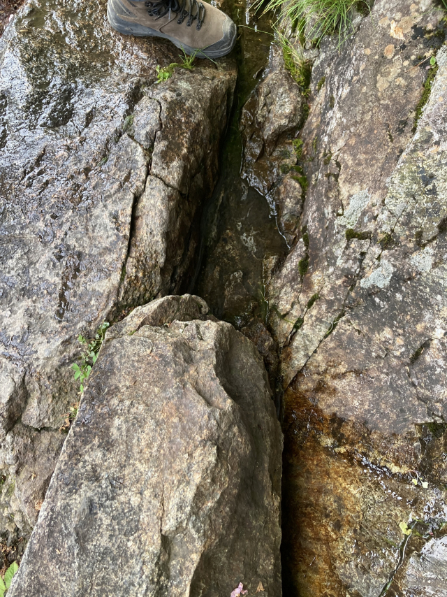 참 귀한 물이었던 천왕샘. 수량이 제법 있어 퍼내도 금세 고였다.