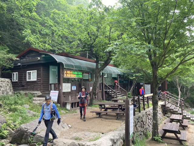 로타리산장. 바로 위에 법계사 입구 샘터가 있다. 미처 사진을 찍지 못하고 내려와 다시 올라갈 수가 없었다.