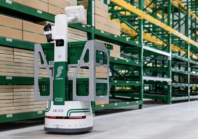 파스토 용인2센터 내부에서 피킹(주문받은 대로 상품을 골라 담는 작업)을 담당하는 자동화 로봇.