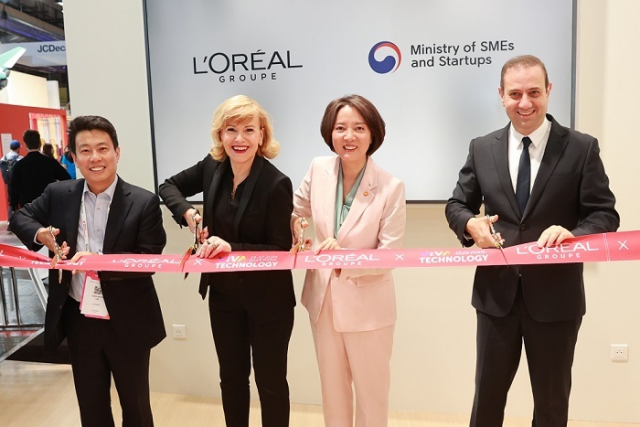 이영 중소벤처기업부 장관은 15일(현지시간) 프랑스 파리 ‘비바테크놀로지 2023’에서 로레알 그룹과 뷰티테크 분야 스타트업 지원을 위한 업무협약식을 열고 테이프커팅을 하고 있다. 왼쪽부터 임정욱 중기부 창업벤처혁신실장, 바바라 라베르노스 로레알연구혁신 및 기술부문 수석 부사장, 이영 장관, 파브리스 메가르반 로레알 북아시아 총괄 사장.중기부 제공