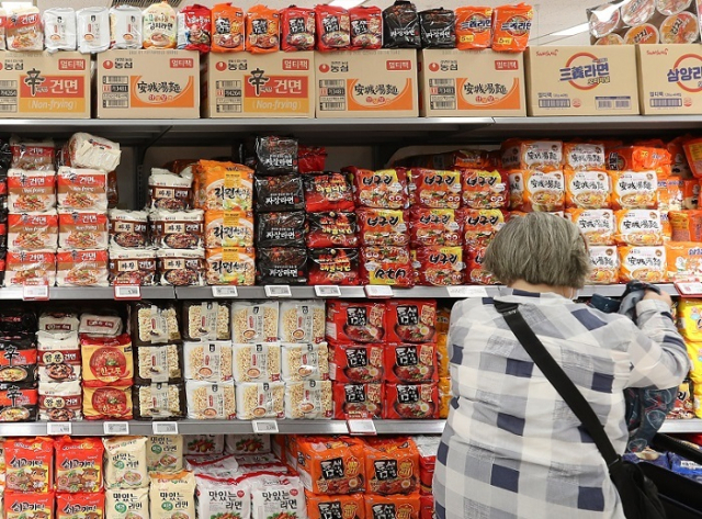지난해 우리 국민이 가장 많이 먹은 라면은 신라면이고 스낵과자는 새우깡이었다. 사진은 서울시내 한 대형마트 라면 매대 모습. 연합뉴스