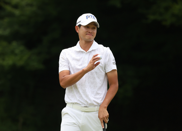 양지호가 18일 일본 지바현에서 열린 한국프로골프(KPGA) 코리안투어 하나은행 인비테이셔널에서 우승을 차지했다. 이날 2번 홀 버디에 성공한 뒤 인사하는 양지호. KPGA 제공