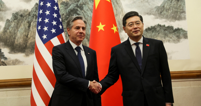 싱하이밍 주한 중국대사의 발언 논란으로 한중 관계가 악화되고 있는 상황에서 미국과 중국이 관계 회복을 위한 움직임을 보이고 있다. 미국 외교 수장으로는 5년 만에 중국을 방문한 토니 블링컨(왼쪽) 국무장관이 18일 베이징 댜오위타이 국빈관에서 친강 중국 국무위원 겸 외교부장과 회담 전 악수하고 있다. AFP연합뉴스