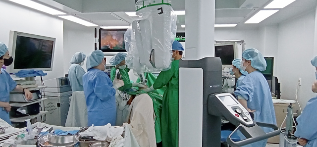 춘해병원이 부산 최초로 ‘다빈치SP’를 이용한 난소낭종·담낭 동시 절제술에 성공했다. 춘해병원 제공