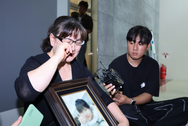 권경애 변호사의 재판 불출석으로 소송에서 진 학교폭력 피해자 유족 이기철 씨가 2023년 6월 19일 오후 권 변호사에 대한 징계위원회가 열리는 서울 서초구 대한변호사협회 회관에서 징계위원을 기다리며 눈물을 흘리고 있다. 연합뉴스