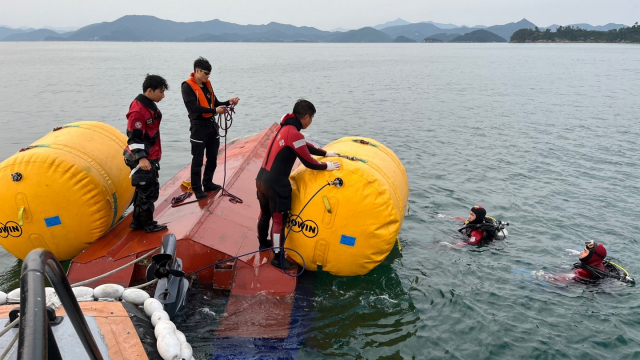 19일 오후 5시 50분께 통영시 산양읍 풍화리 이끼섬 동방 0.5해리 해상에서 1.5t급 연안통발어선과 8t급 나잠어업어선이 충돌해 통발어선이 전복됐다. 통영해경 구조대가 전복된 어선이 침몰하지 않도록 선체에 부력장치를 설치하고 있다. 통영해양경찰서 제공