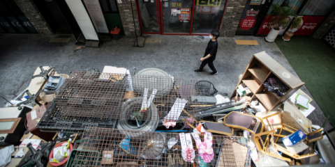 “대출 갚으려 버틴다” 한계 몰린 소상공인 ‘사면초가’