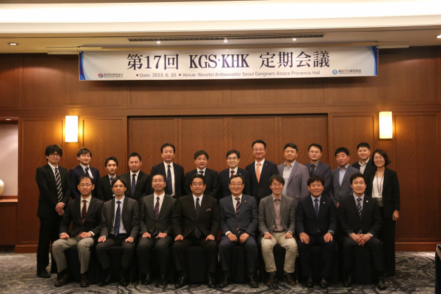 韓国ガス安全公社は日本高圧ガス保安協会(KHK)と第17回定例会議を開催した。 前列左から4人目が日本高圧ガス保安協会（KHK）の近藤健司会長、5人目が林海正ガス保安公社社長。 ガス保安株式会社提供