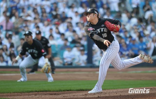 롯데 자이언츠 투수 한현희는 20일 열린 KT 위즈와의 시즌 10차전 경기에 6회 마운드에 올라 안타 3개와 볼넷 1개를 내주며 3분의 2이닝 동안 3실점 한 뒤 김진욱과 교체됐다. 지난 10일 삼성 라이온즈와의 원정 경기 당시 한현희의 모습. 롯데 자이언츠 제공