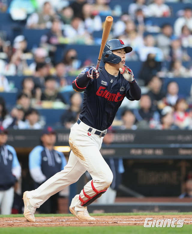 롯데 자이언츠 타자 고승민은 20일 KT 위즈와의 시즌 10차전 경기에서 3회 초 우측 담장을 넘기는 시즌 2호 홈런을 쳐냈다. 롯데 자이언츠 제공