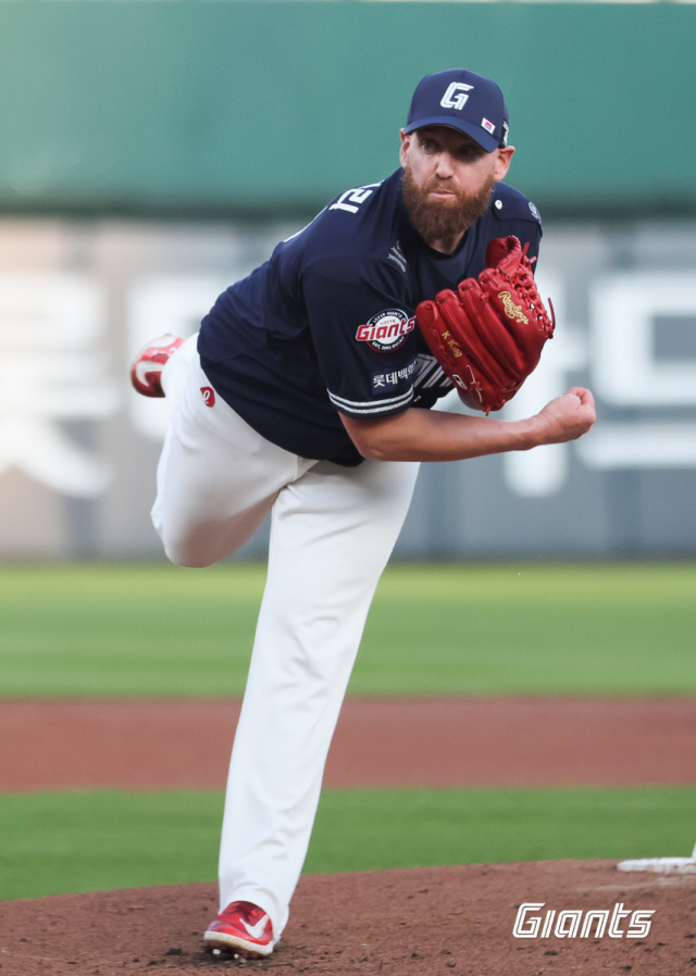 롯데 자이언츠 외국인 투수 댄 스트레일리는 20일 KT 위즈와의 시즌 10차전에 선발 투수로 출전해 5이닝 무실점 호투를 펼쳤다. 지난 8일 KT와의 홈 경기에 선발 출전했던 스트레일리의 모습. 롯데 자이언츠 제공