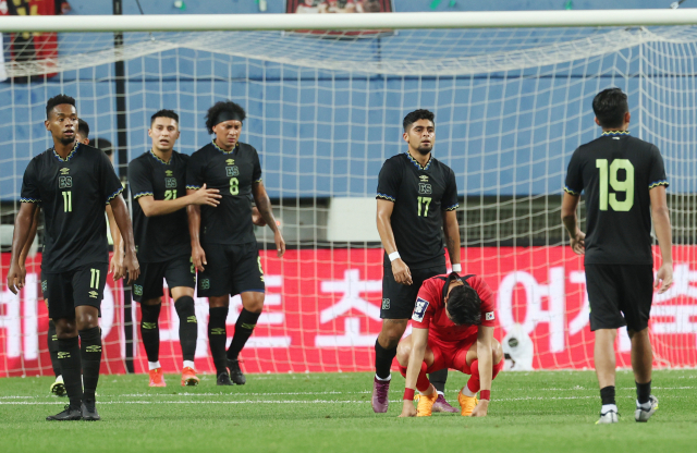20일 대전월드컵경기장에서 열린 축구 국가대표팀 평가전 한국과 엘살바도르의 경기. 1대1 상황에서 종료 휘슬이 울리자 황의조가 주저앉아 아쉬워하고 있다. 연합뉴스