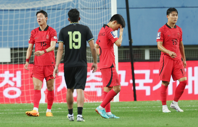 20일 대전월드컵경기장에서 열린 축구 국가대표팀 평가전 한국과 엘살바도르의 경기. 1대1 상황에서 종료 휘슬이 울리자 황의조가 아쉬워하고 있다. 연합뉴스