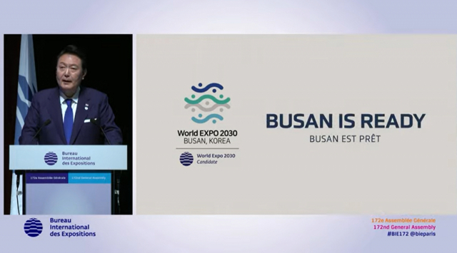 2030 세계박람회 부산 유치 활동 지원을 위해 프랑스를 방문 중인 윤석열 대통령이 20일(현지시간) 파리 이시레몰리노의 제172차 국제박람회기구(BIE) 총회장에서 4차 경쟁 프레젠테이션(PT)을 하고 있다. 연합뉴스