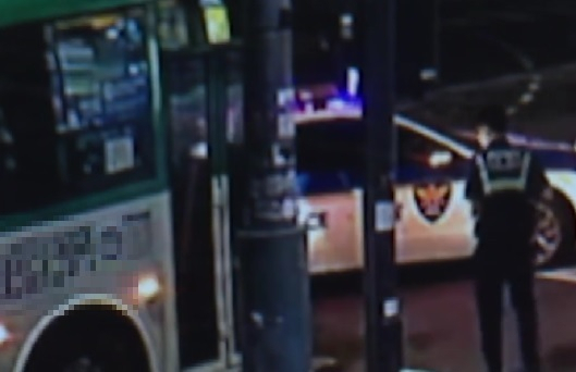 버스를 가로막은 경찰의 모습. YTN보도화면 갈무리