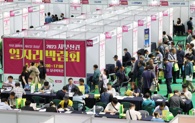 21일 오후 부산 강서구 강서체육공원 실내체육관에서 열린 ‘2023년 서부산권 일자리박람회’에 많은 구직자가 몰려 붐비고 있다. 정종회 기자 jjh@