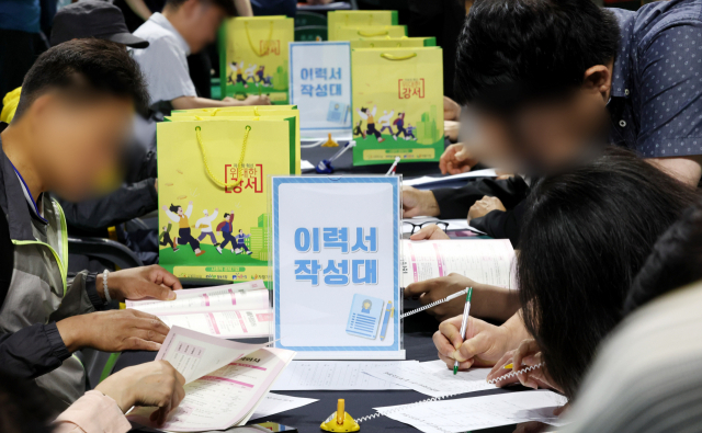 21일 오후 부산 강서구 강서체육공원 실내체육관에서 열린 ‘2023년 서부산권 일자리박람회’에서 구직자들이 이력서를 작성하고 있다. 정종회 기자 jjh@