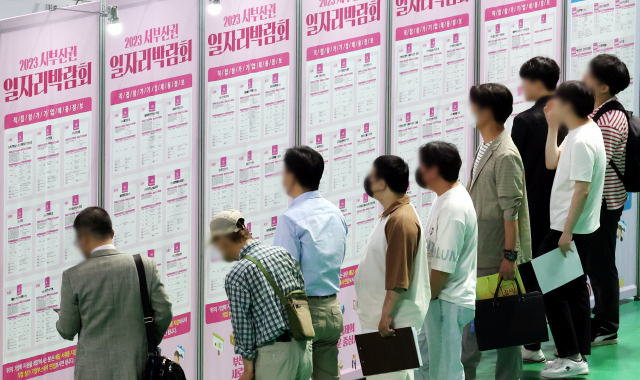 21일 오후 부산 강서구 강서체육공원 실내체육관에서 열린 ‘2023년 서부산권 일자리박람회’를 찾은 구직자들이 채용 기업의 정보를 살펴보고 있다. 정종회 기자 jjh@