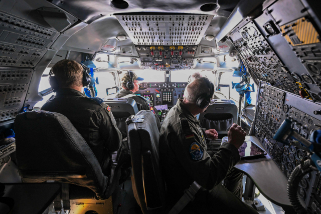 나토가 지난 12일부터 실시 중인 ‘에어디펜더 23’ 훈련에서 공중경보통제시스템(AWACS) 항공기 조종사들이 독일 북부 상공을 비행하고 있다. 이번 훈련은 나토 창설 이후 최대 규모로 이뤄진다. AFP<div class=