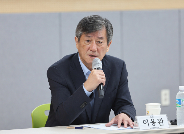 21일 부산시민운동지원센터에서 열린 ‘부산국제영화제 문제 긴급 토론회’에서 BIFF 이용관 이사장이 발언하고 있다. 부산일보 DB