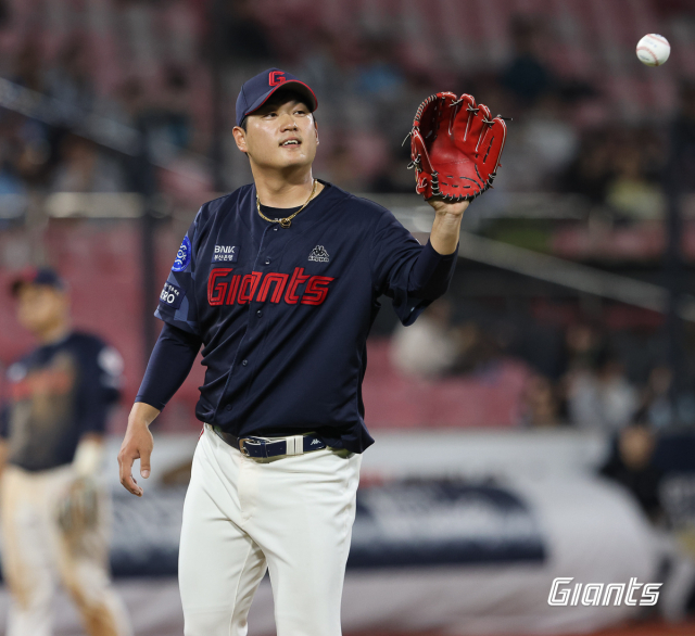 롯데 자이언츠 투수 나균안은 22일 정밀검진 결과 오른팔 팔꿈치 염증 소견을 받아 1군 엔트리에서 제외됐다. 롯데 자이언츠 제공