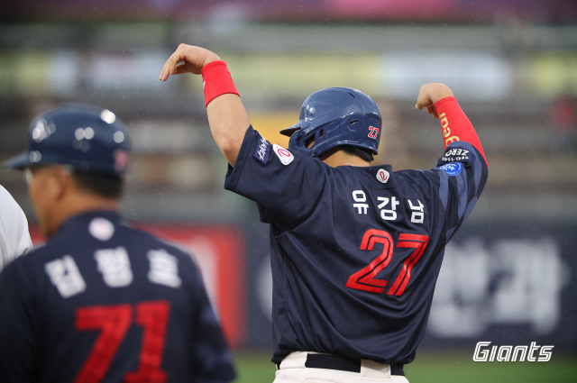 롯데 자이언츠는 21일 수원 KT 위즈 파크에서 열린 KT 위즈와의 시즌 11차전에서 2-8 역전패를 당했다. 롯데 포수 유강남이 2회 1타점 적시타를 기록한 뒤 세리머니를 하고 있다.