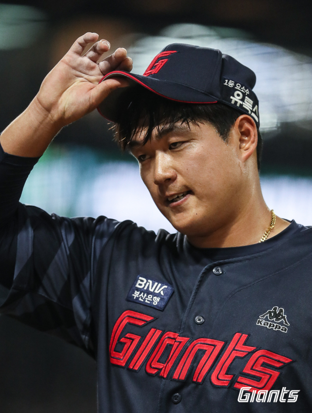 롯데 자이언츠 투수 나균안은 22일 정밀검진 결과 오른팔 팔꿈치 염증 소견을 받아 1군 엔트리에서 제외됐다. 롯데 자이언츠 제공