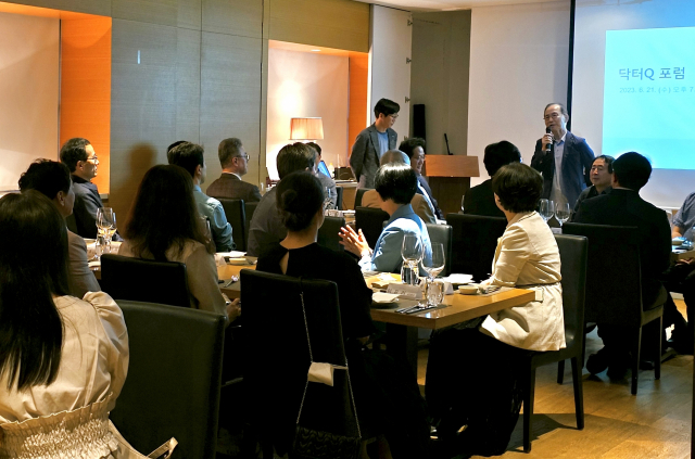 부산일보 병의원 네트워크 ‘닥터큐 포럼’ 정기 모임에서 포럼 회장인 김양제 고운세상김양제피부과 원장이 인사말을 하고 있다.