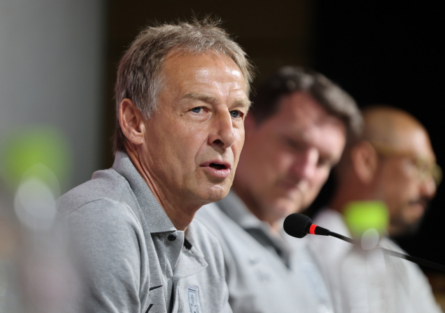 22일 오후 서울 종로구 축구회관에서 위르겐 클린스만 감독이 A매치 4경기에 대한 전체적인 평가와 향후 대표팀 운영 방향 등을 밝히는 기자회견을 하고 있다. 연합뉴스