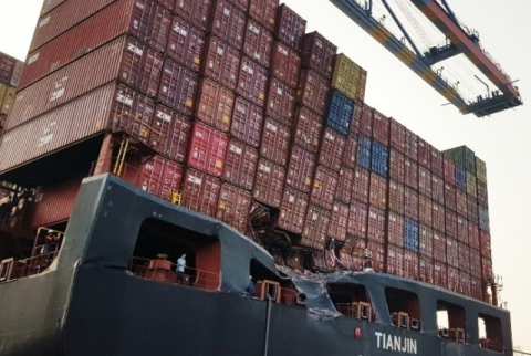 2018년 3월 2일 부산항 신항 해상에서 발생한 선박 간 충돌사고로 한 컨테이너선의 선체 뒷부분과 일부 컨테이너 박스가 파손됐다. 부산일보DB