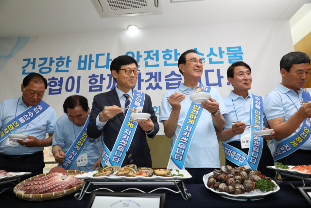 송상근 해양수산부 차관(왼쪽 세 번째)와 노동진 수협중앙회장(왼쪽 네 번째)이 22일 오후 충남 천안시 수협중앙회 연수원에서 열린 '우리 수산물 안전 캠페인'에 참석해 우리 수산물을 시식하고 있다. 수협 제공