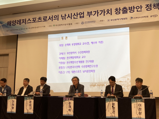 손재학 교수가 좌장이 되어 진행한 종합토론.