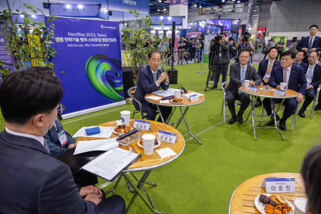 한덕수 국무총리가 지난 2일 서울 코엑스에서 열린 미래 전략기술 벤처·스타트업 현장간담회에서 인사말을 하고 있다.연합뉴스